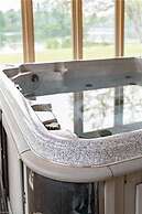 Pines Bay Waterfront Cottage With Hot tub