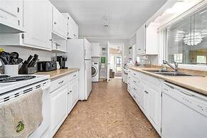 Pines Bay Waterfront Cottage With Hot tub