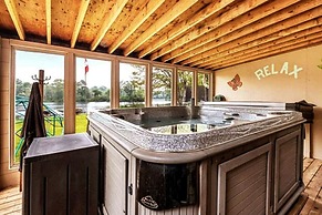 Pines Bay Waterfront Cottage With Hot tub