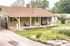 Pines Bay Waterfront Cottage With Hot tub