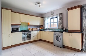 3 Bedroom pet Friendly Home With Access to Pool