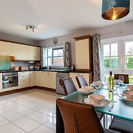 3 Bedroom pet Friendly Home With Access to Pool