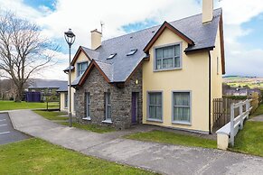 3 Bedroom pet Friendly Home With Access to Pool
