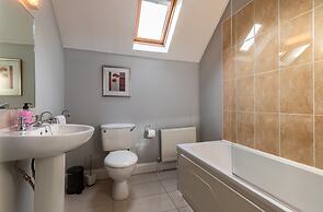 3 Bedroom pet Friendly Home With Access to Pool