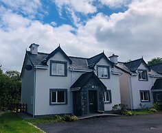 Modern Bright Detached Home Just a Short Stroll From Town