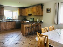 Modern Bright Detached Home Just a Short Stroll From Town