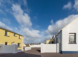 Large House With Adjoining Cottage Close to Waterville