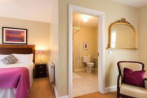 4 Bedroom pet Friendly Home With Pool Access