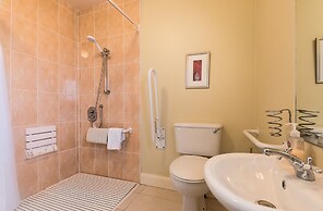 4 Bedroom pet Friendly Home With Pool Access