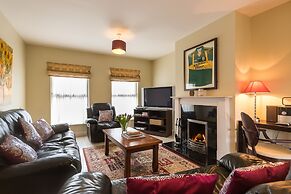 4 Bedroom pet Friendly Home With Pool Access
