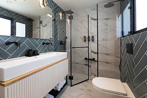 De Sheinkin Suites