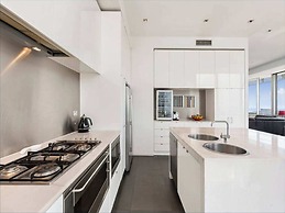 Perfect 4-bed Penthouse w/ Parking, Pool and Gym