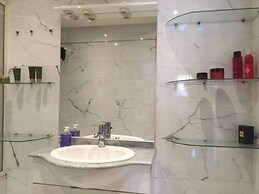 2 Bed Flat - Sleeps 6 - Hottub - Parking - Wifi