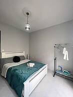 2 Bed Flat - Sleeps 6 - Parking - Wifi