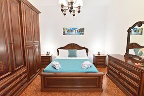 IzzHome Colonial