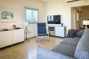 3BR SeaView Apt by the Beach by SeaNRent