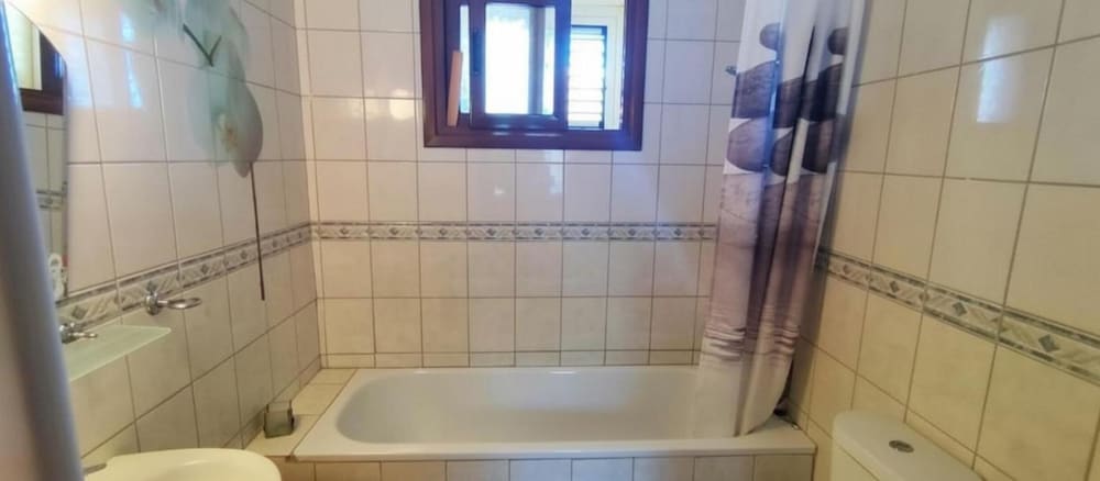 Villa - Private Pool, Free Parking & pet Friendly