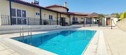 Villa - Private Pool, Free Parking & pet Friendly