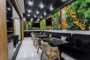 Mays Royal Hotel