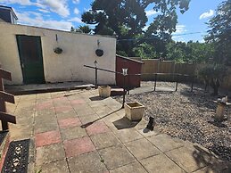 Bristol 2-bed Bungalow, Sleeps 4, Parking