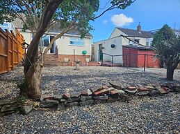 Bristol 2-bed Bungalow, Sleeps 4, Parking