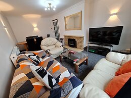 Bristol 2-bed Bungalow, Sleeps 4, Parking