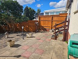 Bristol 2-bed Bungalow, Sleeps 4, Parking