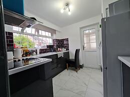 Bristol 2-bed Bungalow, Sleeps 4, Parking