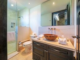 Beautiful 3 Bedroom Condo