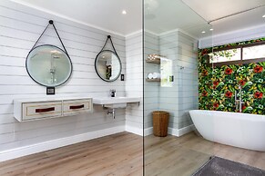 Spacious Apartment With Pool in Camps Bay
