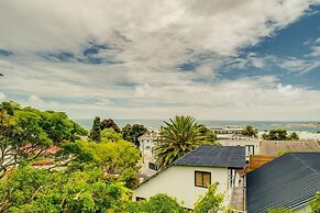 Spacious Apartment With Pool in Camps Bay
