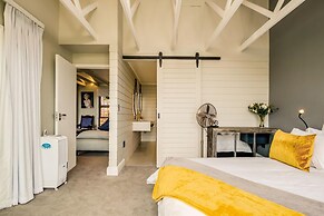 Spacious Apartment With Pool in Camps Bay