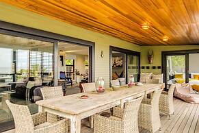 Spacious Apartment With Pool in Camps Bay
