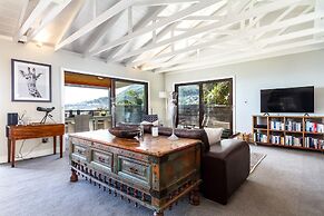 Spacious Apartment With Pool in Camps Bay