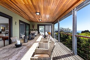Spacious Apartment With Pool in Camps Bay