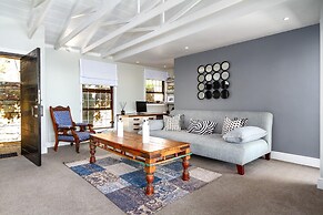 Spacious Apartment With Pool in Camps Bay