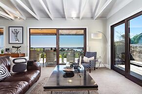 Spacious Apartment With Pool in Camps Bay