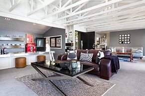 Spacious Apartment With Pool in Camps Bay