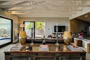 Spacious Apartment With Pool in Camps Bay