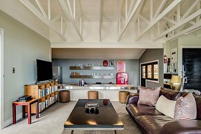 Spacious Apartment With Pool in Camps Bay