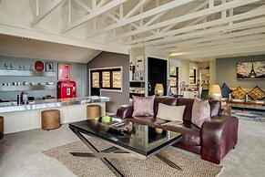 Spacious Apartment With Pool in Camps Bay