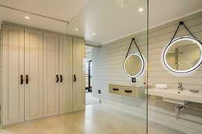 Spacious Apartment With Pool in Camps Bay