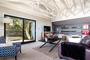 Spacious Apartment With Pool in Camps Bay
