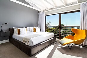 Spacious Apartment With Pool in Camps Bay