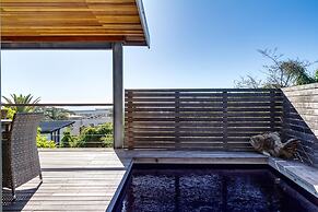 Spacious Apartment With Pool in Camps Bay