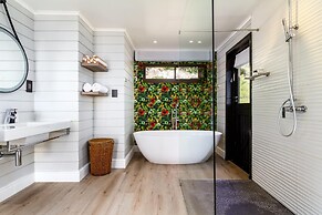Spacious Apartment With Pool in Camps Bay