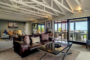 Spacious Apartment With Pool in Camps Bay