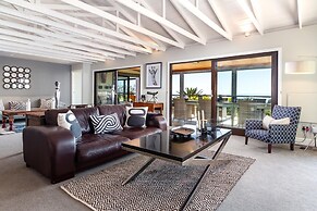 Spacious Apartment With Pool in Camps Bay