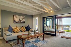 Spacious Apartment With Pool in Camps Bay