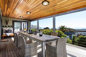 Spacious Apartment With Pool in Camps Bay